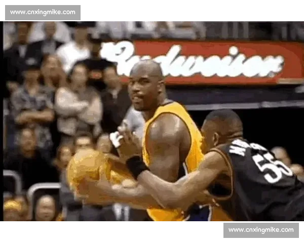 当年本华莱士强硬防守奥尼尔内线对抗再现铁血时代风云 当年本华莱士强硬防守奥尼尔内线对抗再现铁血时代风云